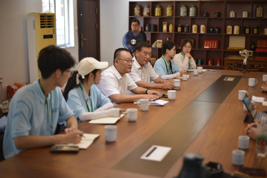 图3 球川镇党委副书记寇恺(左3)与“水与争锋”暑期社会实践小分队交流座谈